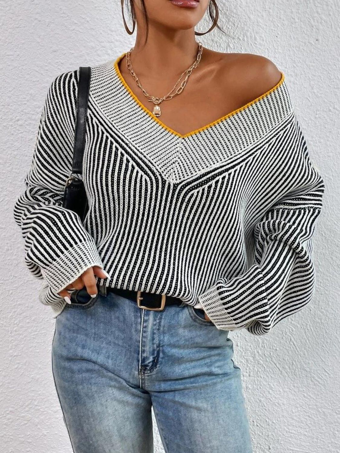 Aura Stylo - Striped V-Neck Long Sleeve Sweater